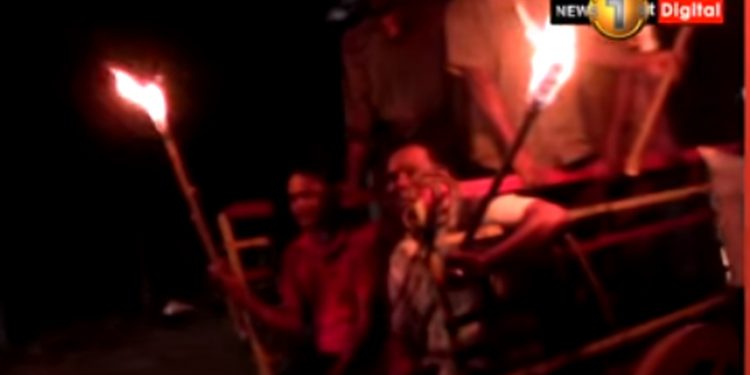 සජබෙ ගිනි පත්තු කරයි! ජවිපෙ මහපාරට බහී! (VIDEO)