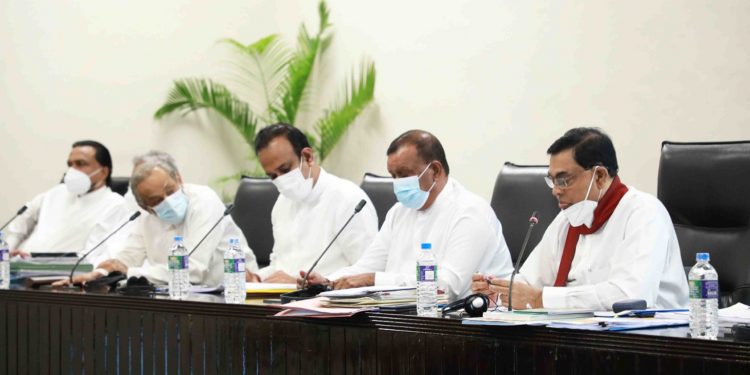 ප්රශ්න ඉවරද කොහෙද? විමලුයි වාසුයි පාර්ලිමේන්තුවේ කාමරයක බැසිල් එක්ක එකට වාඩිවෙලා ලොකු සාකච්ජාවක! (PHOTOS)
