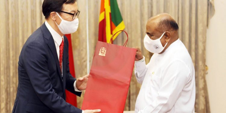කොරියානු කතානායක අපේ පාර්ලිමේන්තුවට එද්දී පුටු හිස්! ආණ්ඩු පක්ෂයේ මන්ත්‍රීවරුන්වත් සභාවේ නෑ! (VIDEO)