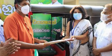 සජිත් බෙදිල්ල නොනවත්වයි! බොරලැස්ගමුව වෛද්‍ය කාර්යාලයේ වැඩට ත්‍රීරෝද රථයක් දෙයි! (VIDEO & PHOTOS)
