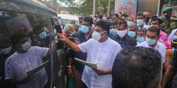 දැන් හරිනේ… ඔය දෙන්නෙ හොඳට…! ඔය ටික කරගන්නනේ දැඟලුවේ! දැන් දුන්න එකෙක් නෑ මහත්තයෝ…! අපි දුක් විඳිනවා! බයවෙන්න එපා අපේ ආණ්ඩුවක් එනවා! අපි අම්මලාව බලාගන්නවා! රටම බලාගන්නවා! (VIDEO & PHOTOS)