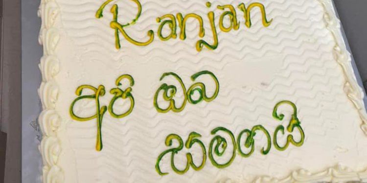 රන්ජන් හිරේ ගිහින් අවුරුද්දයි! හරීන්-මරික්කාර්-මනූෂ රන්ජන් එක්ක කේක් කපයි! කොළඹට මහසෙනගක් ගේන්න සූදානම් වෙයි! (PHOTOS & VIDEO)