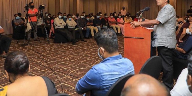 සිවිල් සංවිධාන ක්‍රියාකාරීන් හා සජිත් අතර විශේෂ හමුවක්! සජිත්ගෙ මැදහත් මාවතත් දිග හැරෙයි! (VIDEO & PHOTOS)