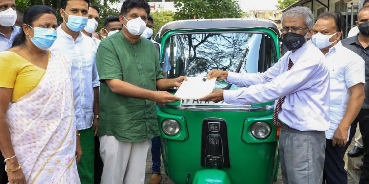 V8 ඇමැතිලා.. සයිකල්වලින් යන මිනිස්සු සහ සජිත්ගේ ත්‍රීවීල්! (VIDEO & PHOTO)