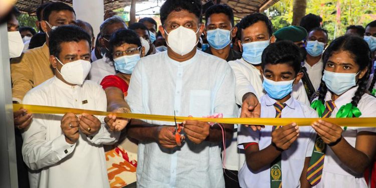 දුරකතනයක් නැති අහිංසක දරුවෝ ඔන්ලයින් අධ්යාපනය නිසා පුදුම අසාධාරණයකට ලක්වෙනවා! (VIDEO & PHOTOS)