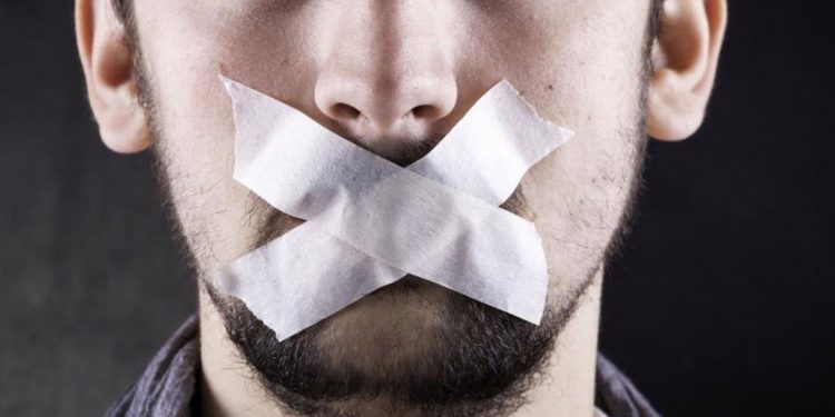 ආණ්ඩුවේ ලොක්කන්ගේ කතා කිරිල්ල ආණ්ඩුවෙන්ම අඩු කරයි!