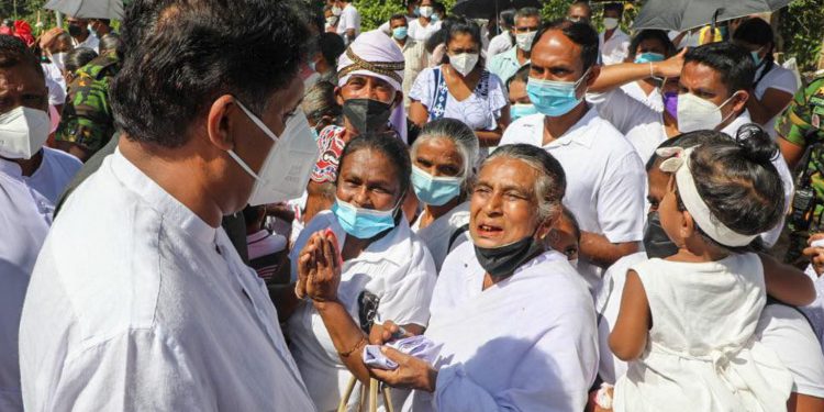 වසර දෙකක සාපයෙන් රටට සිද්ධ වෙලා තියෙන දේ! ජනතාවට තුන්වේල කන්න නෑ! පාලකයෝ සුරසැප විඳිනවා! (PHOTOS & VIDEO)