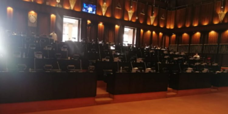 විපක්ෂය ඉල්ලූ විවාදයට විපක්ෂයේ කිසිම මන්ත්රීවරයෙක් නෑ! (PHOTOS)