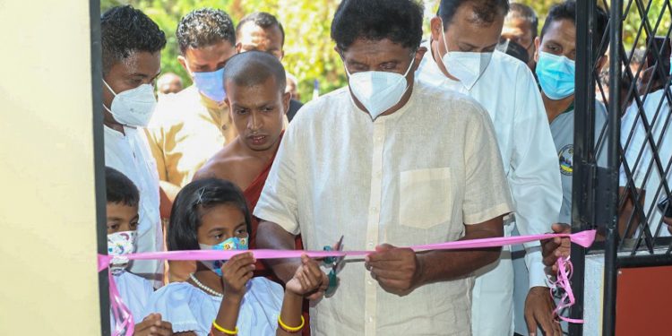 මේක දෙයියන්ගේ හාල් කැවුණු කප්පම් ආණ්ඩුවක්! සජිත් ගමේ භාෂාවෙන්ම ගමේදි කරපු කතාව! (PHOTOS & VIDEO)