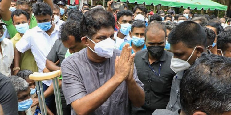 කම්කරුවන් මර්දනයට ලෑස්ති වෙනවා! ඉඩ දෙන්නේ නෑ! අපි පාරට බහිනවා! සජිත් කැකිරාවට එයි! (VIDEO & PHOTOS)