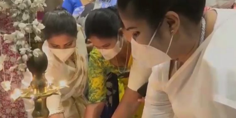 පොහොට්ටුවේ කාන්තා මැතිඇමැතිවරු හිටිහැටියේ නෙළුම් ‌මාවතේ පක්ෂ කාර්යාලයේදී එකතු වුණේ ඇයි? (VIDEO)