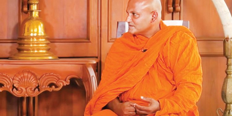 කැනඩාවෙන් ලංකාවට ඇවිත් උමන්දාවෙදි සසුන්ගත වෙලා ඉංග්රීසියෙන් බණ කියන ක්රිකට් ගහපු හාමුදුරුවො…