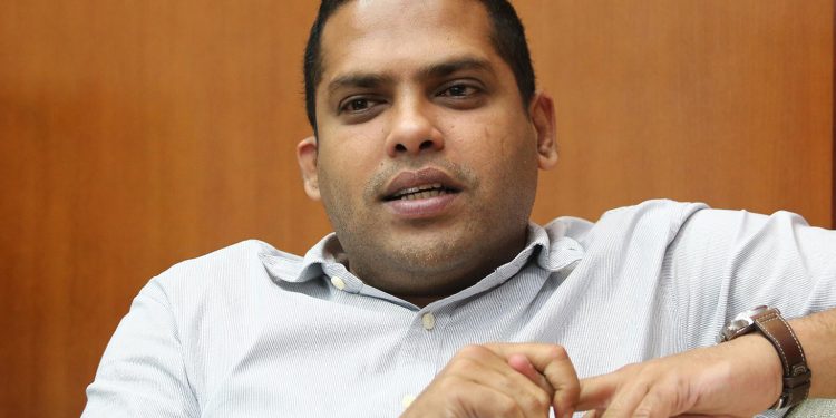 මං වැරදි නම් මාව දාපන් හිරේ මනුස්සයෝ! මොනවද මේ කතා! මගේ තාත්තා මැරිලා මනුස්සයෝ! හරීන් අදත් පාර්ලිමේන්තුව රත් කරයි! (VIDEO)