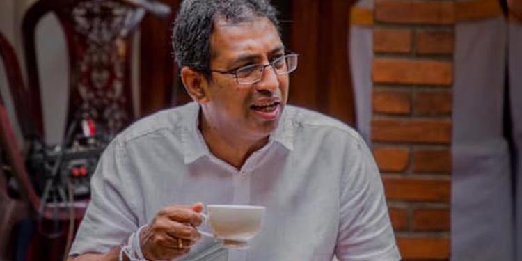 ආණ්ඩුව ජපානෙට පයින් ගහලා එලෙව්වා! සජිත් ජාත්‍යන්තරයත් එක්ක කතා කොට රට මූල්‍ය අර්බූදයෙන් බේරාගන්න හැටි හර්ෂ පැහැදිලි කරයි! (VIDEO)