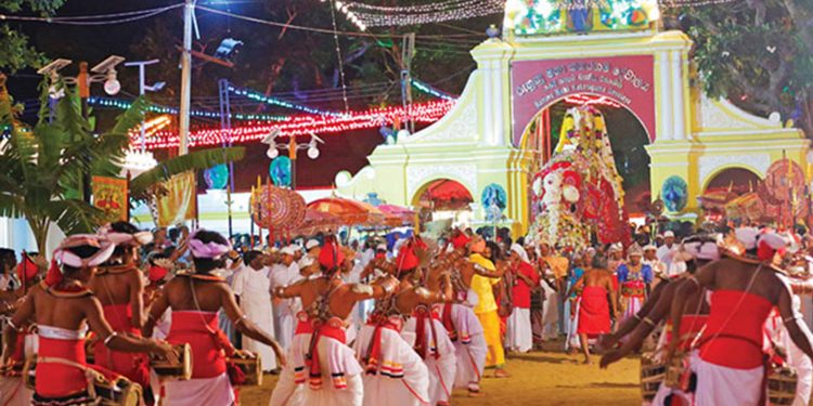 ලෙඩ සුව කරන – වාසනාවත් පාදන – සිතූ පැතූ සම්පත් දෙන – මොකක්ද මේ කතරගම කරඬු මල් මාලය…