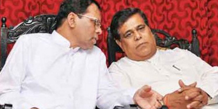 මෛත්‍රීපාල එළියට අදිද්දී සිරිපාල තනිවම ඇතුළේ ඉන්න හදයි! ශ්‍රීලනිපයත් දෙකට කැ‌ඩෙන ලකුණු!