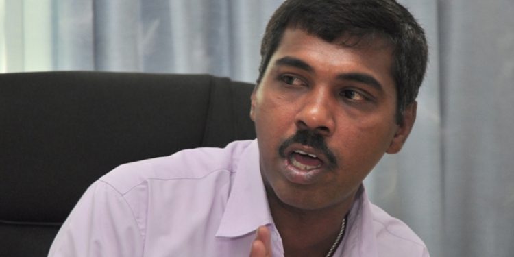 ඇමැති ප්‍රසන්න රණවීර මාධ්‍ය කරන්න ඕන හැටි ගැන මාධ්‍යට දේශනාවක් දෙයි! (VIDEO)