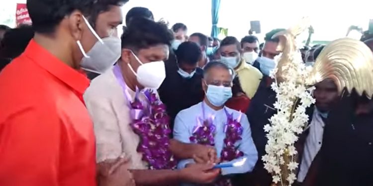 දිගා සජිත්ව වතුකරයට අරන් එයි! වතු ජනතාව ඔල්වරසන් දෙයි! ඉන්දීය මහකොමසාරිසුත් වේදිකාවට නගී! (VIDEO)