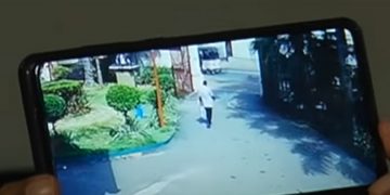 පල්ලියට තිබ්බ බෝම්බයේ CCTV දර්ශන කාදිනල් හිමි මාධ්‍යට මුදා හරී! බෝම්බෙ ගෙනාවේ නොන්ඩි ගහන පුද්ගලයෙක්! බොරු කියපු පොලිසියට යුනිෆෝම් ගලවන ලෙසට කාදිනල් හිමිගෙන් සැර කතාවක්! (VIDEO)