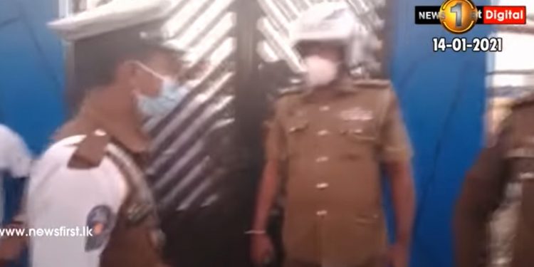 පෝට්සිටියෙ සිරි නරඹන්න ආපු මිනිස්සුන්ට වෙච්ච නස්පැත්තියක්! (VIDEO)