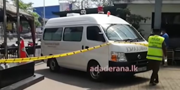 පානදුර ඇම්බියුලන්ස් රියැදුරුට තැබූ වෙඩිල්ල පසුපස කුඩු කේස් එකක්! ජීවිතය බේරුණේ ගිනි අවිය අක්රිය වීමෙන්!