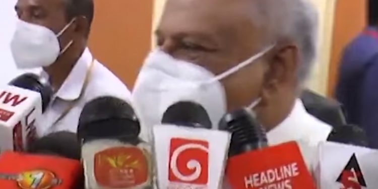 මාධ්ය දිනේෂ් පසුපස එළවයි! සුසිල් ගැන පන්න පන්න අහයි! දිනේෂ් උත්තර නොදෙයි! ටිකක් කේන්තිත් යයි! (VIDEO)