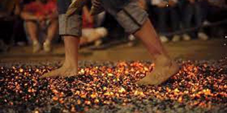 ආමර්වීදියේ දේවාලයක ගිනි පාගන්න ආ තරුණ මවක් පිච්චී මරුට!