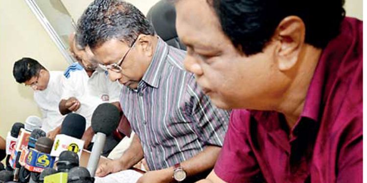 චීනෙන් ගෙනාපු හාල් කාබනිකද? ඩලස් බන්දුලට බෝ‌ලේ පාස් කර ඇඟ බේරගනී! (VIDEO)