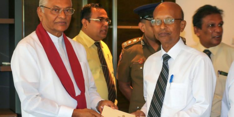 තවත් සභාපතිවරයෙක් ඉල්ලා අස්වී ගෙදර යයි!