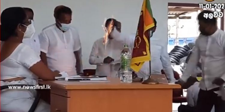 අලව්වේ පොහොට්ටු හැසිරීම බිංදුවයි! මේස පෙරළයි! ගිනි තියයි! සිංදු කියයි! කාන්තාවන්ට අපහාස කරයි!‍ (VIDEO)