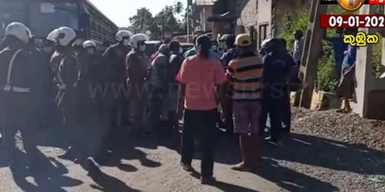 එපා..එපා..එන්න එපා..! ජන්දෙ ගන්න එන්න එපා…! ගම්මු හොරණ-කුඹුක පාර වහයි! (VIDEO)