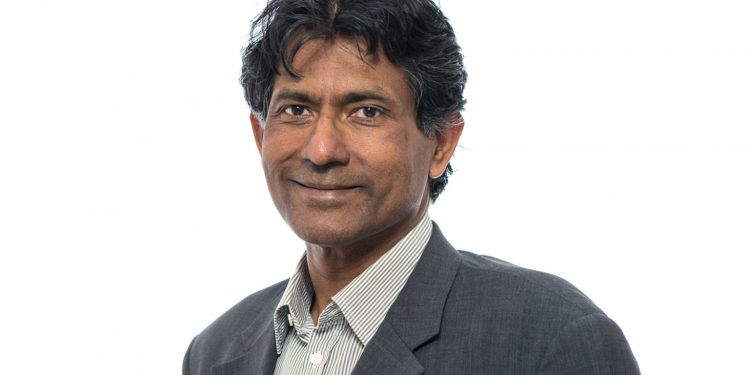 මහින්දගේ කොන්දේ අමාරුවට බෙහෙත් දෙන්න එංගලන්තයේ ඉඳන් ගෙන්වූ කවුද මේ මහාචාර්ය හිලාලි නූර්දීන්!