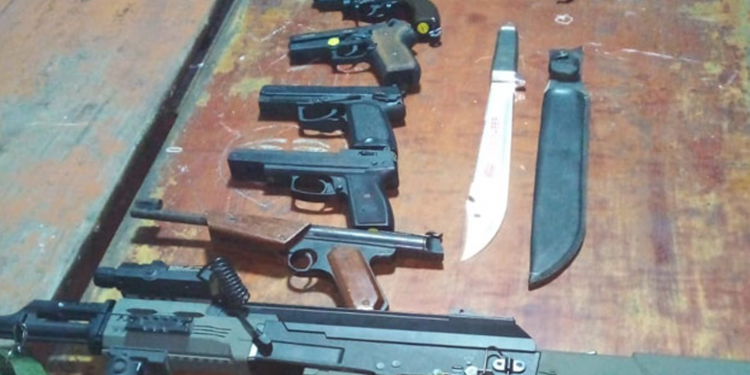පල්ලියේ බෝම්බ සිද්ධියට පැටලුණු දොස්තරගෙ ගෙදරින් ආයුධ මතුවෙලා!