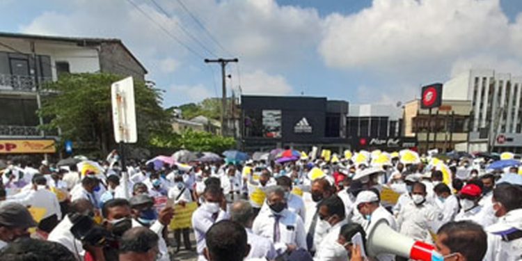 විදුහල්පතිවරු පැලවත්ත පාර වහලා දමයි!