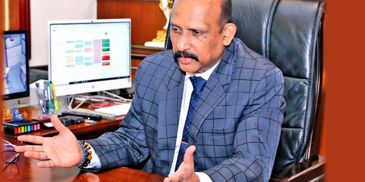 පොලිස්පතිගේ කෝට් එක ගලවන්න කාදිනල් හිමියන්ට පුලුවන්ද? ආරක්ෂක ලේකම්වරයාත් බොරැල්ල බෝම්බයට පැටලෙයි!