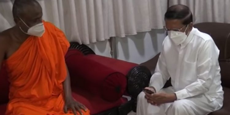 රුවන්වැලි සෑය වඳින්න ගිය මෛත්රී පන්සල ඇතුළේදී සිංදු අහයි! (VIDEO)