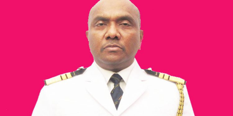 මාධ්‍යයත් එක්ක ප්‍රභූ ආරක්ෂක නිලධාරියෙක් පාර්ලිමේන්තුව ඇතුළේ මහා කලබලයක! වේත්‍රධාරී නරේන්ද්‍රටත් මැදිහත් වෙන්න වෙයි!