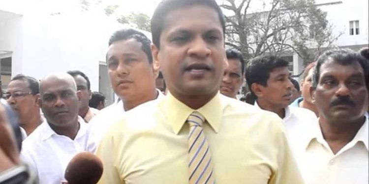 ජනාධිපති පත්කරපු සභාපතිව ගහලා පන්නන්න ඕනේ! මම බය නෑ! ඕනෙම නම් ඇමැතිකම දාලා යන්න සූදානම්! රාජපක්ෂලා ළඟින්ම හිටපු ඇමැති කෙනෙක් ප්‍රහාරයක් අරඹයි! (VIDEO)