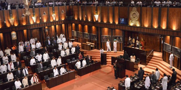 ජනපතිගේ රාජාසන කතාවේදී සජබ පුටු හිස්! ආණ්ඩුවේ දෙන්නෙකුත් ඇවිත් නෑ!