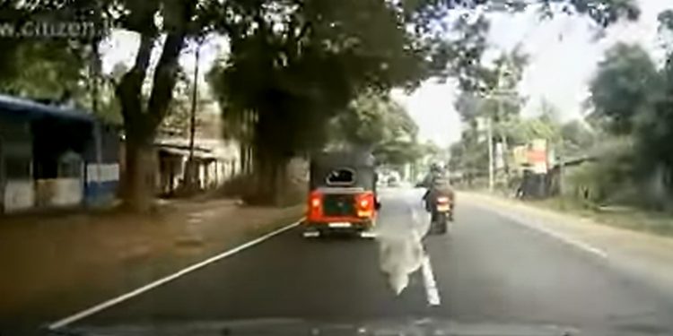 හැමදාම බැනුම් අහන පොලිසිය මේ පාර රටම හොඳ කියන වැඩක් කර පෙන්වයි! (VIDEO)