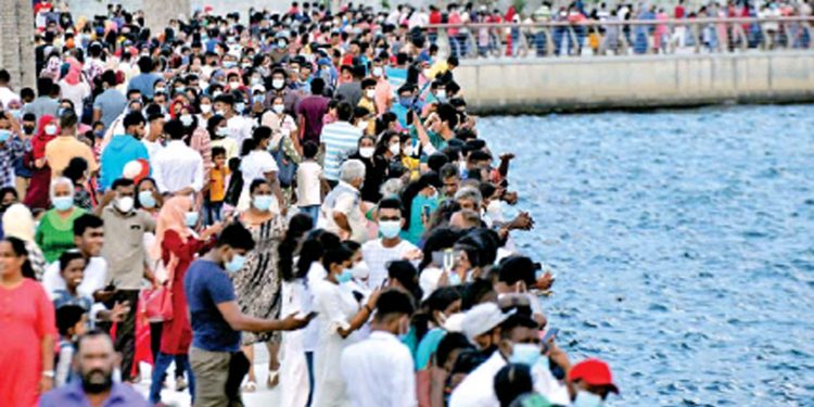 කාටවත් කොරෝනා ගැන වගේ වගක් නෑ! බලධාරීන් එන්න කියයි! මිනිස්සු මාස්ක් නැතිවම බලන්න යයි! පෝට්සිටි පොකුර මග එනවා!