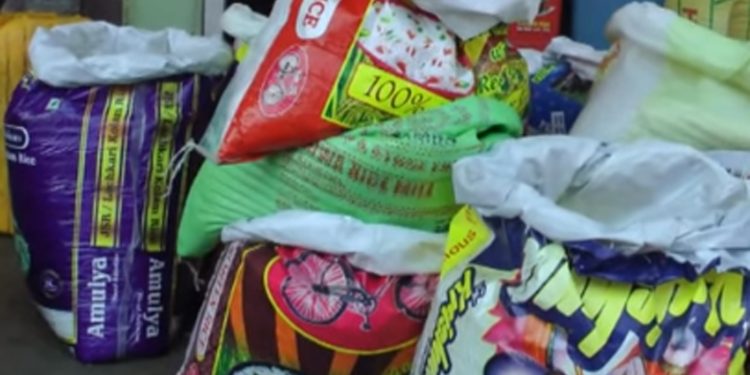 කාබනිකද නැද්ද දන්නේ නෑ තමිල්නාඩු ලාබ හාල් ලංකාව ආක්රමණය කරයි! කඩවල්වල අපේ හාල් වේලෙයි! (VIDEO)