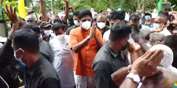 අපේ ආණ්ඩුව ආපු හැටිය තිබුණු විදිහටම ගොවි ජනතාවට පොහොර ටික දෙනවා! (VIDEO)