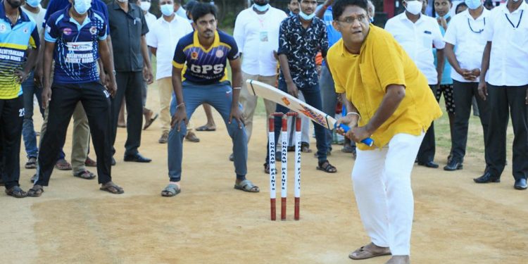 සජිත් මනිපායිවලදී ක්රිකට් ගහයි! (VIDEO & PHOTOS)