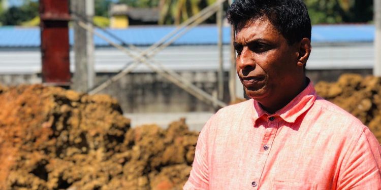 පාරක් විවෘත කරන්න ආපු වරකාපොළ ප්රාදේශීය සභාවේ සභාපතිට තරුණයෝ පිරිසක් පහර දීලා! ගැහුවා කියලා පැමිණිලි කර පස්සේ අස්කරගෙන!