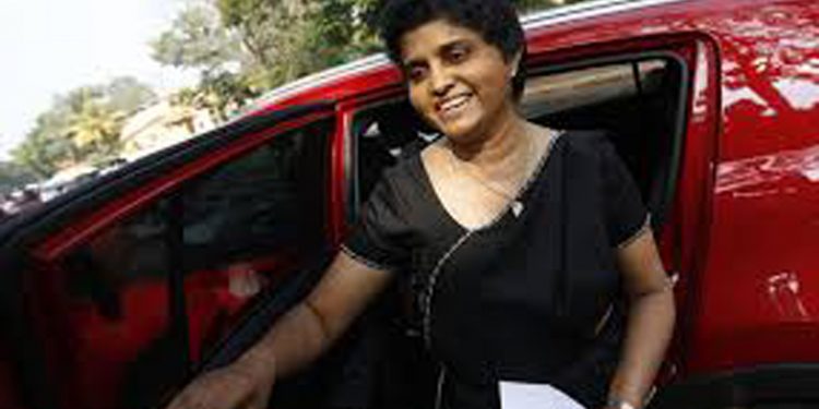 නායකයන්-ප්රභූන්-කලාකරුවන් ඉදිරිපිට ශිරාණි බණ්ඩාරනායක කලඑළි බසී! (VIDEO)