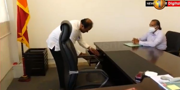 සුසිල් අමාත්‍යංශෙට ගිහින් බඩුමුට්ටු අස්කරගෙන ගෙදර යයි! යන ගමන් මාධ්‍යයටත් කතා කරයි! (VIDEO)