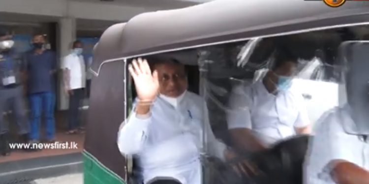 ආණ්ඩුවේ ප්රාඩෝ එක බාර දී සුසිල් ත්රීවීල් එකේ ගෙදර යයි! යන ගමන් සුබ අනාගතයක් කියලා කියයි!