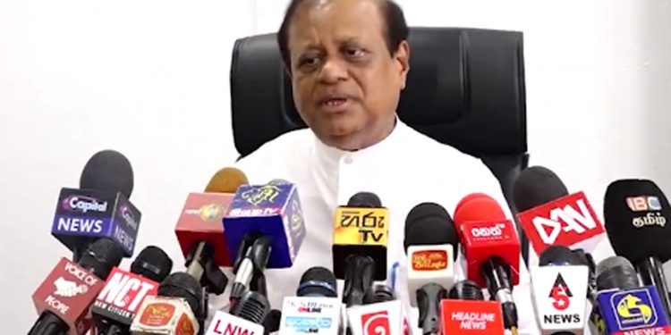 සුසිල් දෙවන ප්රහාරයත් එල්ල කරයි! විවේචන අහන් ඉන්න බැරි නම් රට පාලනය කරන්නත් අමාරුයි! රට සංවර්ධනය කරන්නත් අමාරුයි! (VIDEO)