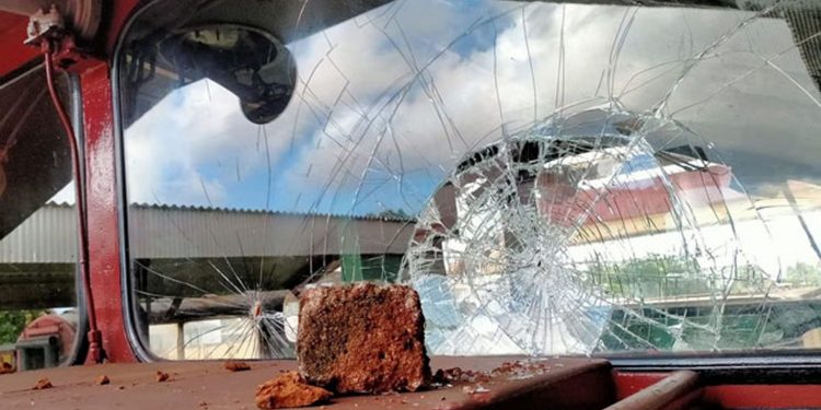 යන කෝච්චිය මගදි නවත්වයි! යකා නැග්ග මගීන් කෝච්චියට ගහයි!